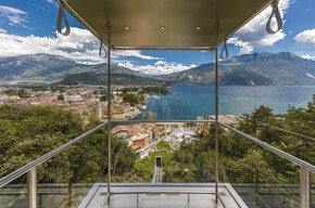 Nieuwe panoramische lift naar de top: beleef de Dolce Vita in de lucht boven het Gardameer