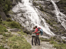 Trekking di coppia con sosta per ammirare cascata