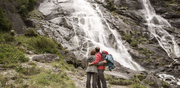 Trekking di coppia con sosta per ammirare cascata