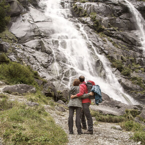 Drehmoment Trekking mit einem Anschlag, um zu sehen Wasserfall