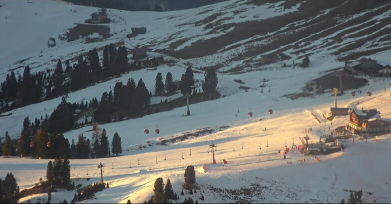 Webcam Pampeago  - Predazzo -  Obereggen - Mountain huts Zisch and Genischer