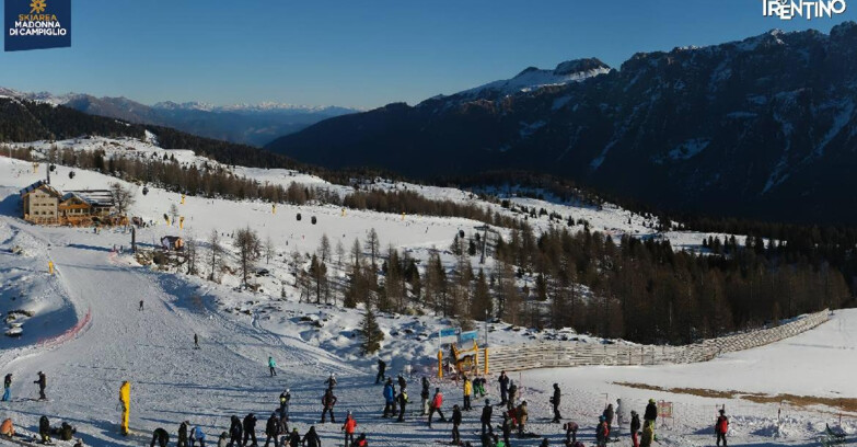Webcam Madonna di Campiglio (Skiarea Campiglio Dolomiti di Brenta - Val di Sole Val Rendena) - Rifugio Viviani