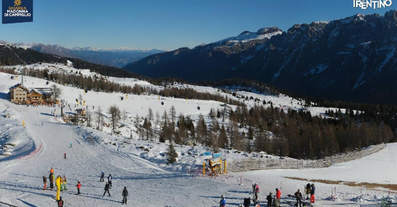 Webcam Madonna di Campiglio (Skiarea Campiglio Dolomiti di Brenta - Val di Sole Val Rendena) - Rifugio Viviani
