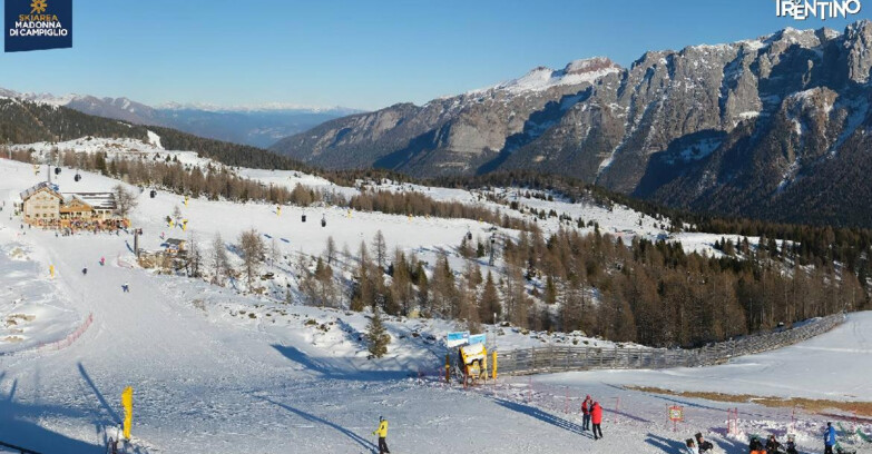 Webcam Madonna di Campiglio (Skiarea Campiglio Dolomiti di Brenta - Val di Sole Val Rendena) - Rifugio Viviani