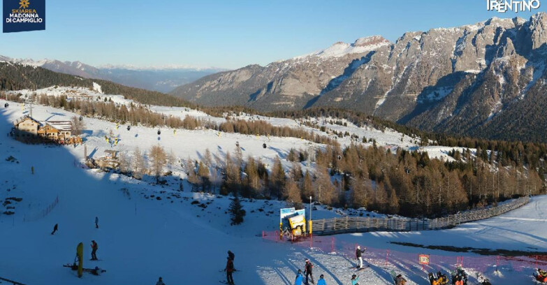 Webcam Madonna di Campiglio (Skiarea Campiglio Dolomiti di Brenta - Val di Sole Val Rendena) - Rifugio Viviani
