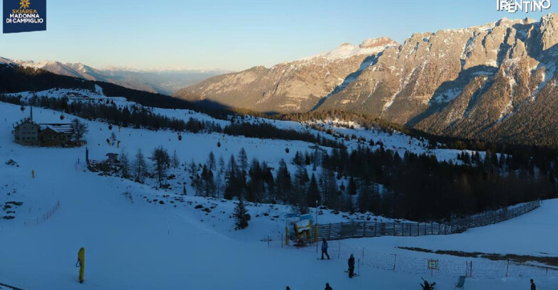 Webcam Madonna di Campiglio (Skiarea Campiglio Dolomiti di Brenta - Val di Sole Val Rendena) - Rifugio Viviani