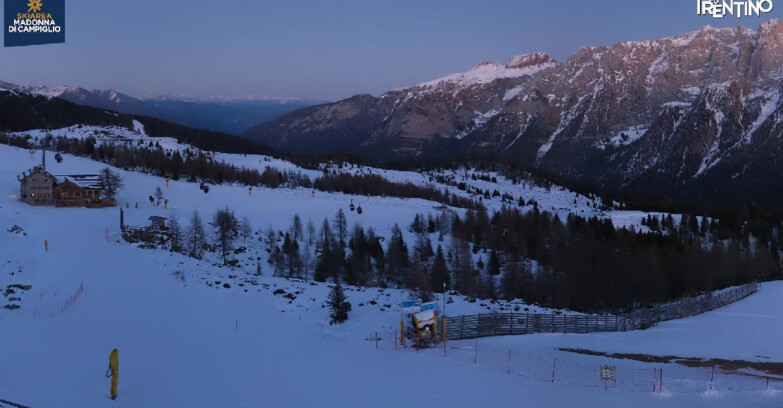 Webcam Madonna di Campiglio (Skiarea Campiglio Dolomiti di Brenta - Val di Sole Val Rendena) - Rifugio Viviani