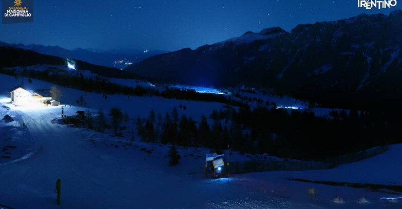Webcam Madonna di Campiglio (Skiarea Campiglio Dolomiti di Brenta - Val di Sole Val Rendena) - Rifugio Viviani