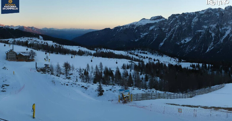 Webcam Madonna di Campiglio (Skiarea Campiglio Dolomiti di Brenta - Val di Sole Val Rendena) - Rifugio Viviani