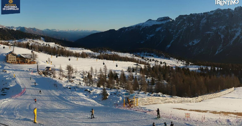 Webcam Madonna di Campiglio (Skiarea Campiglio Dolomiti di Brenta - Val di Sole Val Rendena) - Rifugio Viviani