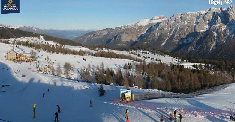 Webcam Madonna di Campiglio (Skiarea Campiglio Dolomiti di Brenta - Val di Sole Val Rendena) - Rifugio Viviani