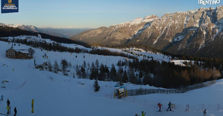 Webcam Madonna di Campiglio (Skiarea Campiglio Dolomiti di Brenta - Val di Sole Val Rendena) - Rifugio Viviani