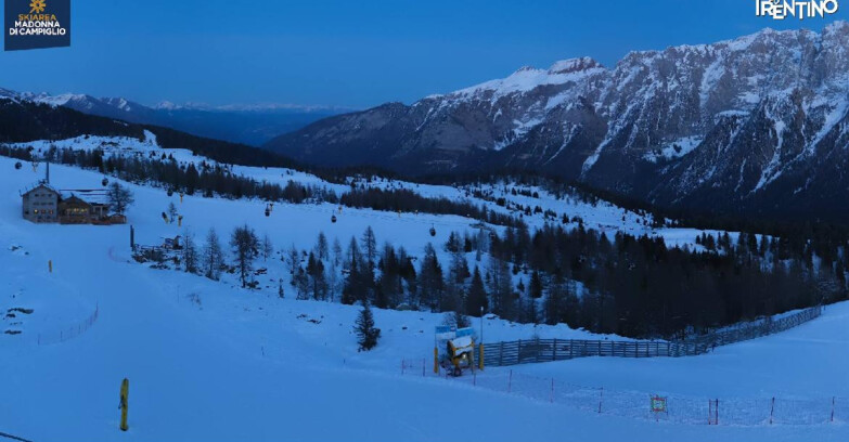 Webcam Madonna di Campiglio (Skiarea Campiglio Dolomiti di Brenta - Val di Sole Val Rendena) - Rifugio Viviani