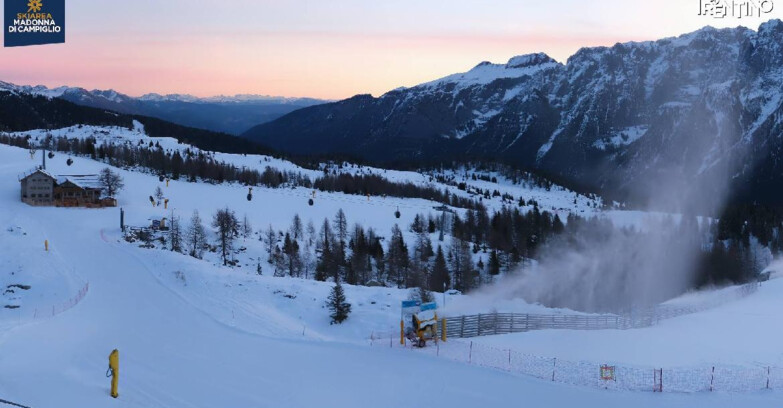 Webcam Madonna di Campiglio (Skiarea Campiglio Dolomiti di Brenta - Val di Sole Val Rendena) - Rifugio Viviani