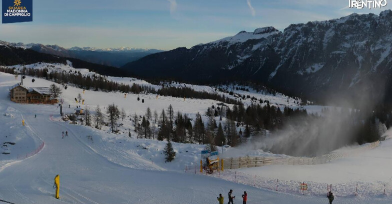 Webcam Madonna di Campiglio (Skiarea Campiglio Dolomiti di Brenta - Val di Sole Val Rendena) - Rifugio Viviani