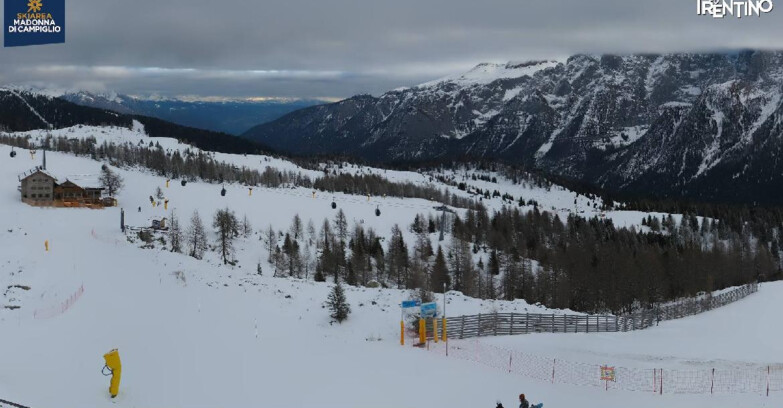 Webcam Madonna di Campiglio (Skiarea Campiglio Dolomiti di Brenta - Val di Sole Val Rendena) - Rifugio Viviani