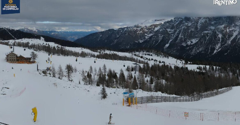 Webcam Madonna di Campiglio (Skiarea Campiglio Dolomiti di Brenta - Val di Sole Val Rendena) - Rifugio Viviani