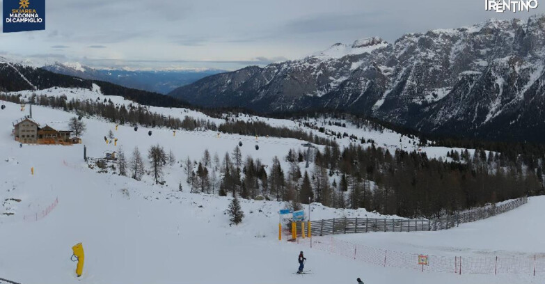 Webcam Madonna di Campiglio (Skiarea Campiglio Dolomiti di Brenta - Val di Sole Val Rendena) - Rifugio Viviani