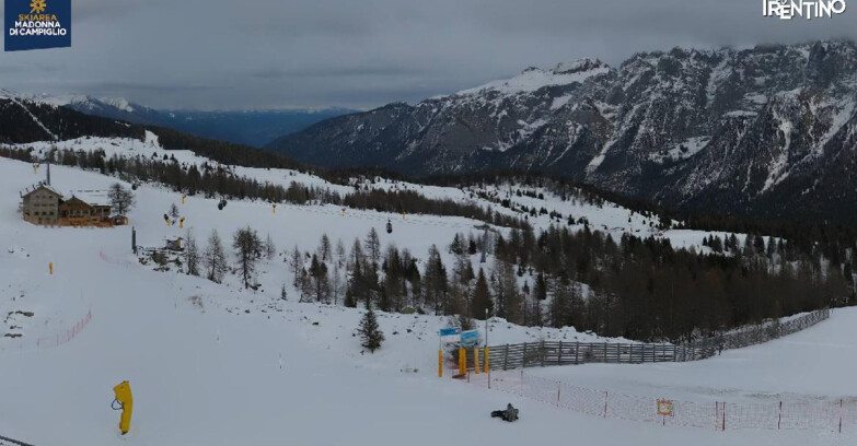 Webcam Madonna di Campiglio (Skiarea Campiglio Dolomiti di Brenta - Val di Sole Val Rendena) - Rifugio Viviani