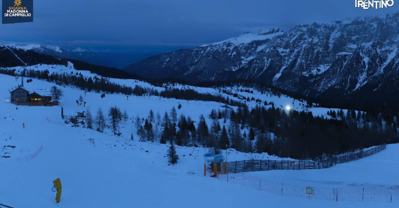 Webcam Madonna di Campiglio (Skiarea Campiglio Dolomiti di Brenta - Val di Sole Val Rendena) - Rifugio Viviani