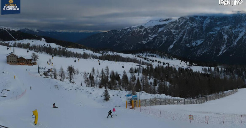 Webcam Madonna di Campiglio (Skiarea Campiglio Dolomiti di Brenta - Val di Sole Val Rendena) - Rifugio Viviani