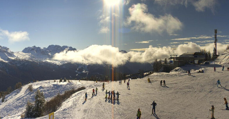 Webcam Ski area Campiglio Dolomiti di Brenta Val di Sole Val Rendena - Seggiovia Malghette Vista sul Brenta