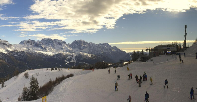 Webcam Ski area Campiglio Dolomiti di Brenta Val di Sole Val Rendena - Seggiovia Malghette Vista sul Brenta