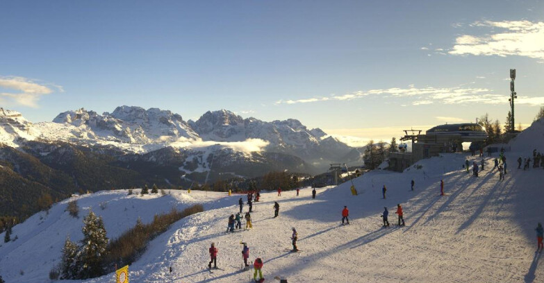 Webcam Ski area Campiglio Dolomiti di Brenta Val di Sole Val Rendena - Seggiovia Malghette Vista sul Brenta