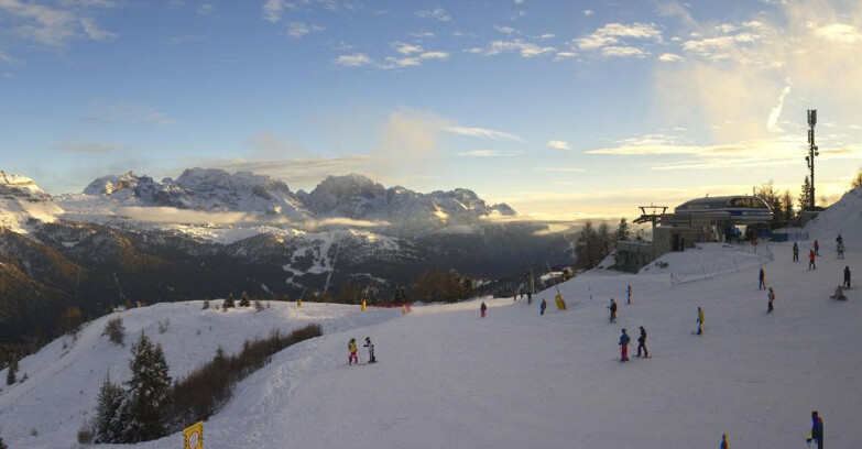 Webcam Ski area Campiglio Dolomiti di Brenta Val di Sole Val Rendena - Seggiovia Malghette Vista sul Brenta