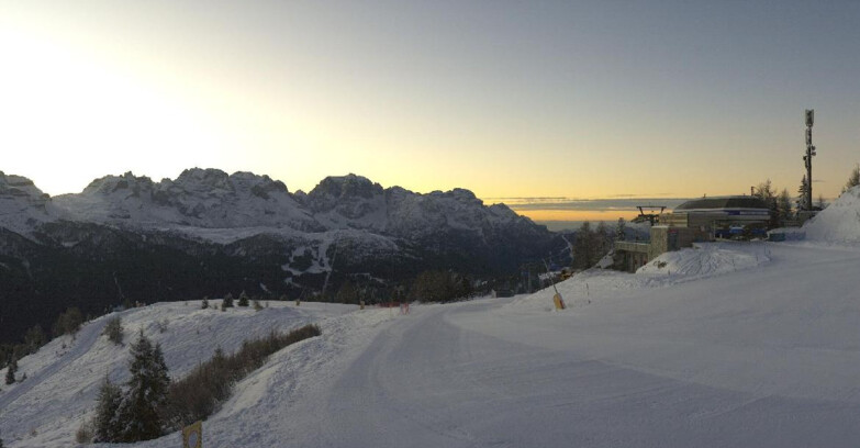 Webcam Ski area Campiglio Dolomiti di Brenta Val di Sole Val Rendena - Seggiovia Malghette Vista sul Brenta