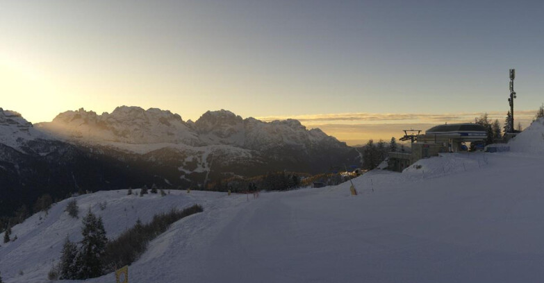 Webcam Ski area Campiglio Dolomiti di Brenta Val di Sole Val Rendena - Seggiovia Malghette Vista sul Brenta