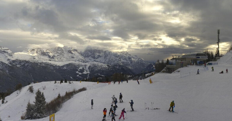 Webcam Ski area Campiglio Dolomiti di Brenta Val di Sole Val Rendena - Seggiovia Malghette Vista sul Brenta