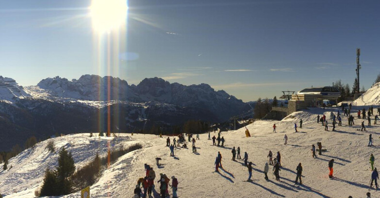 Webcam Ski area Campiglio Dolomiti di Brenta Val di Sole Val Rendena - Seggiovia Malghette Vista sul Brenta