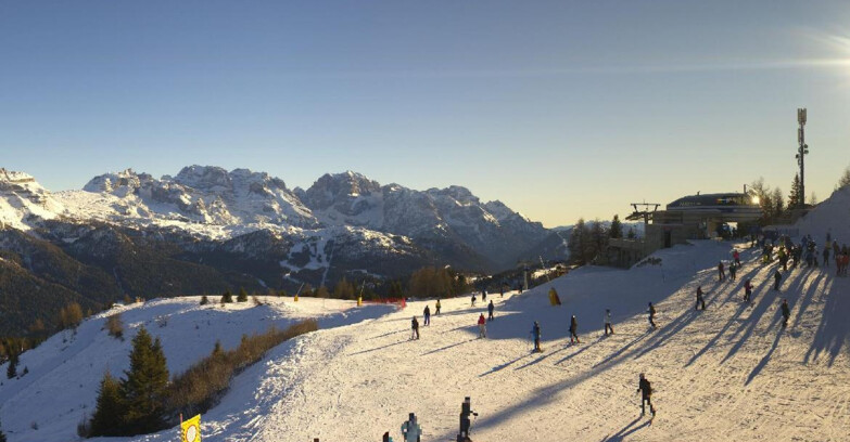 Webcam Ski area Campiglio Dolomiti di Brenta Val di Sole Val Rendena - Seggiovia Malghette Vista sul Brenta