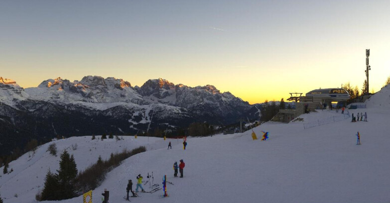 Webcam Ski area Campiglio Dolomiti di Brenta Val di Sole Val Rendena - Seggiovia Malghette Vista sul Brenta