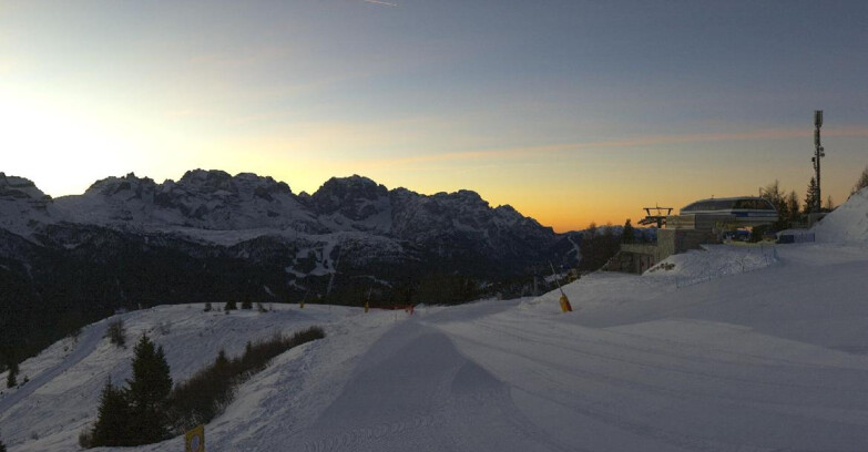Webcam Ski area Campiglio Dolomiti di Brenta Val di Sole Val Rendena - Seggiovia Malghette Vista sul Brenta