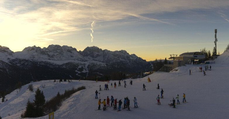 Webcam Ski area Campiglio Dolomiti di Brenta Val di Sole Val Rendena - Seggiovia Malghette Vista sul Brenta