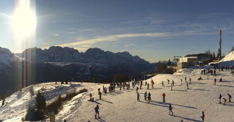 Webcam Ski area Campiglio Dolomiti di Brenta Val di Sole Val Rendena - Seggiovia Malghette Vista sul Brenta