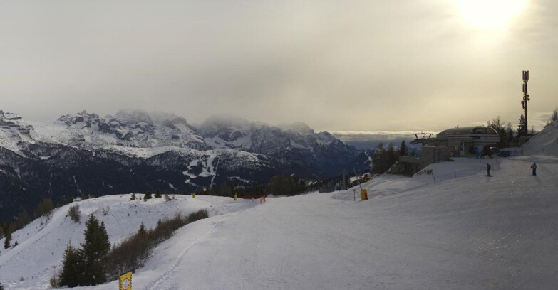 Webcam Ski area Campiglio Dolomiti di Brenta Val di Sole Val Rendena - Seggiovia Malghette Vista sul Brenta