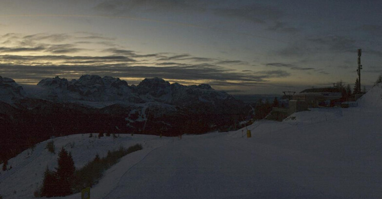 Webcam Ski area Campiglio Dolomiti di Brenta Val di Sole Val Rendena - Seggiovia Malghette Vista sul Brenta