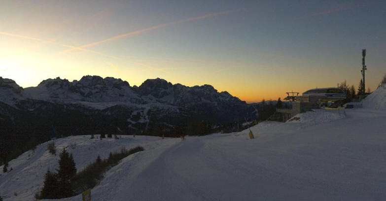 Webcam Ski area Campiglio Dolomiti di Brenta Val di Sole Val Rendena - Seggiovia Malghette Vista sul Brenta