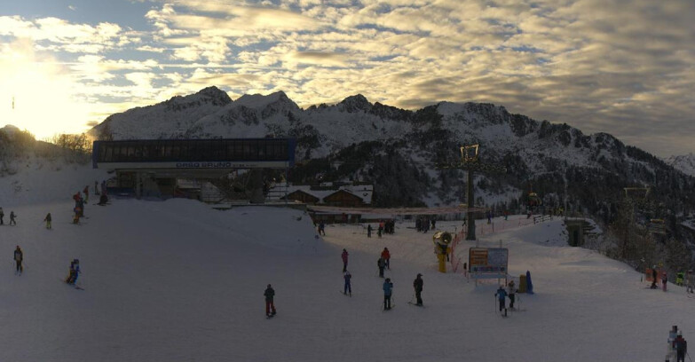 Webcam Ski area Campiglio Dolomiti di Brenta Val di Sole Val Rendena - Seggiovia Orso Bruno 