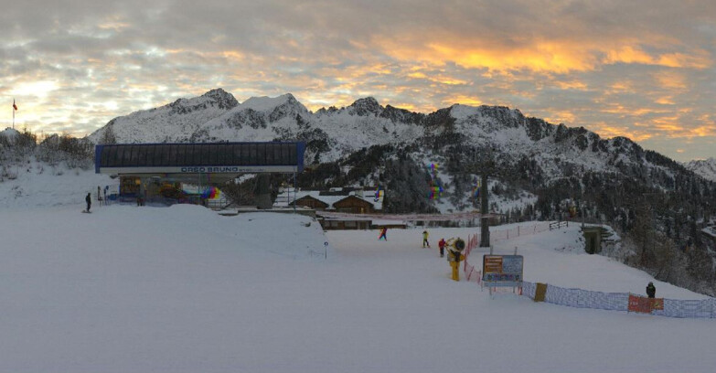 Webcam Ski area Campiglio Dolomiti di Brenta Val di Sole Val Rendena - Seggiovia Orso Bruno 