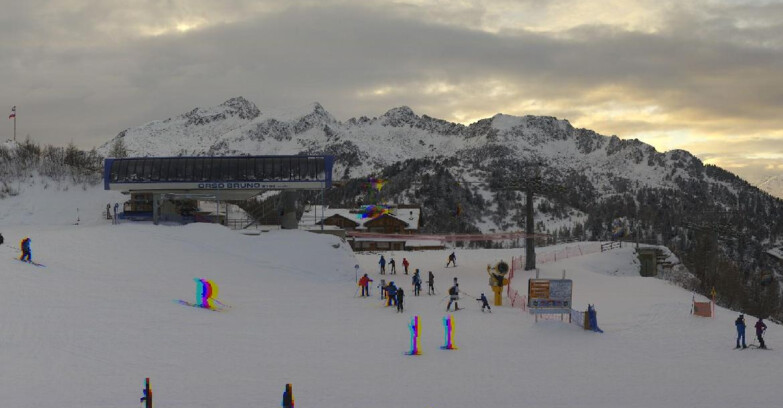 Webcam Ski area Campiglio Dolomiti di Brenta Val di Sole Val Rendena - Seggiovia Orso Bruno 