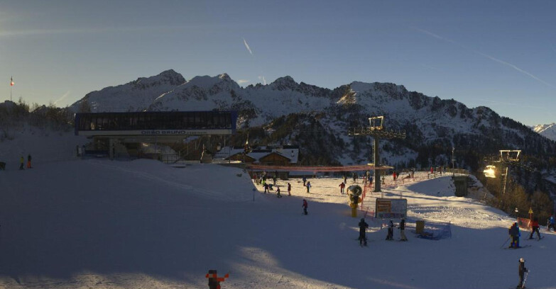 Webcam Ski area Campiglio Dolomiti di Brenta Val di Sole Val Rendena - Seggiovia Orso Bruno 