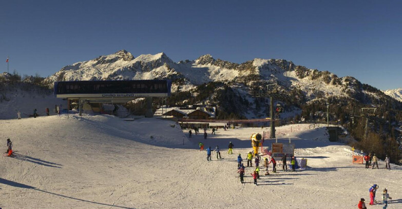 Webcam Ski area Campiglio Dolomiti di Brenta Val di Sole Val Rendena - Seggiovia Orso Bruno 