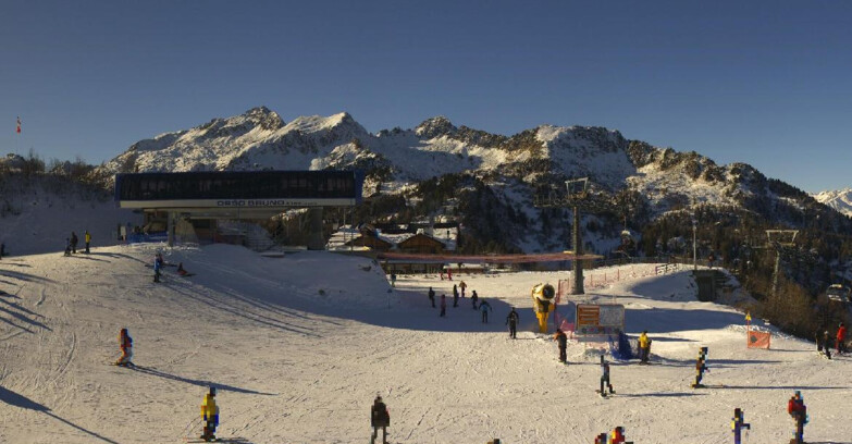 Webcam Ski area Campiglio Dolomiti di Brenta Val di Sole Val Rendena - Seggiovia Orso Bruno 