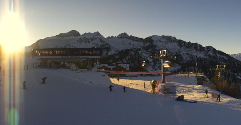 Webcam Ski area Campiglio Dolomiti di Brenta Val di Sole Val Rendena - Seggiovia Orso Bruno 