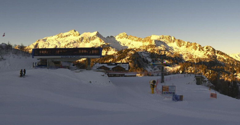 Webcam Ski area Campiglio Dolomiti di Brenta Val di Sole Val Rendena - Seggiovia Orso Bruno 