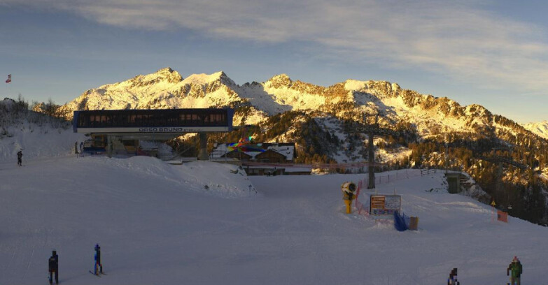 Webcam Ski area Campiglio Dolomiti di Brenta Val di Sole Val Rendena - Seggiovia Orso Bruno 